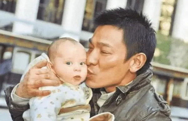劉德華當年親了一個嬰兒,嬰兒長大後卻把他“踢下了”神壇 劉德華當年親了一個嬰兒,嬰兒長大後卻把他“踢下了”神壇