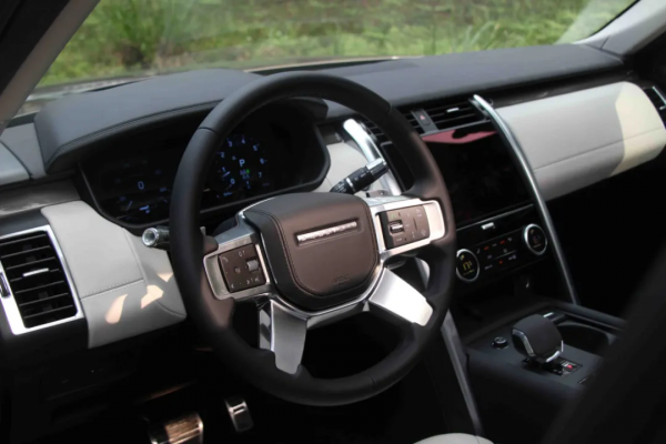 學人穿晚禮服去越野？