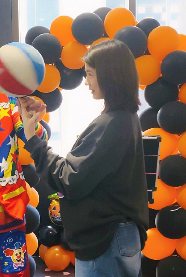 章子怡曬出全家福照片，一家五口打卡親子餐廳，小蘋果側顏照絕了