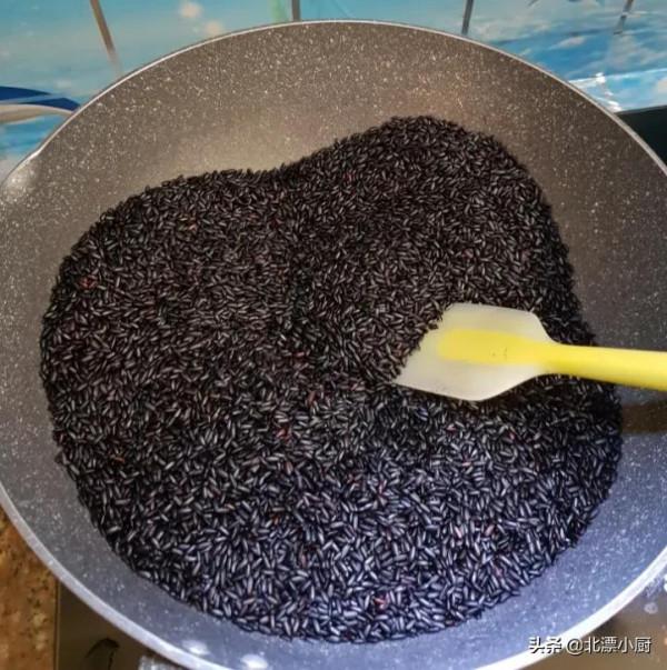 建議大家養生，少吃保健品，多吃&OpenCurlyDoubleQuote;5菜2米&rdquo;，身體輕盈面色好