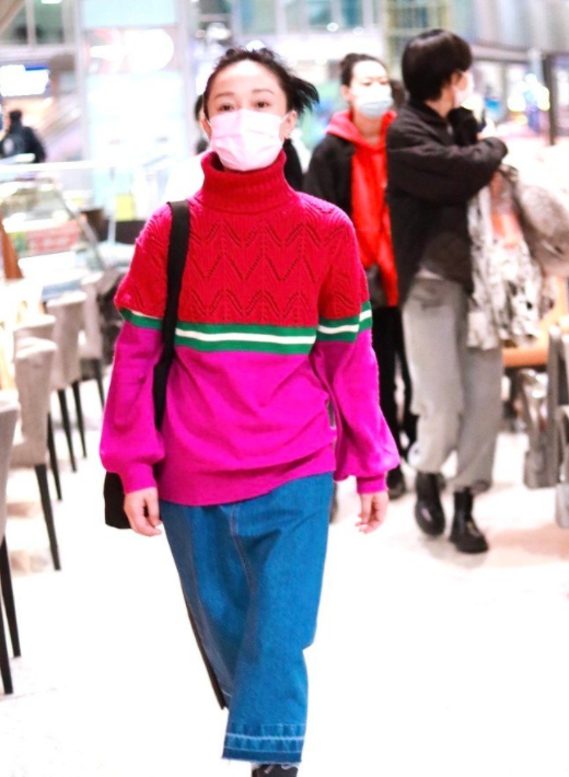 周迅的時尚看不懂,毛衣只穿“上半截”,雖然有些彆扭,卻挺時髦 周迅的時尚看不懂,毛衣只穿“上半截”,雖然有些彆扭,卻挺時髦