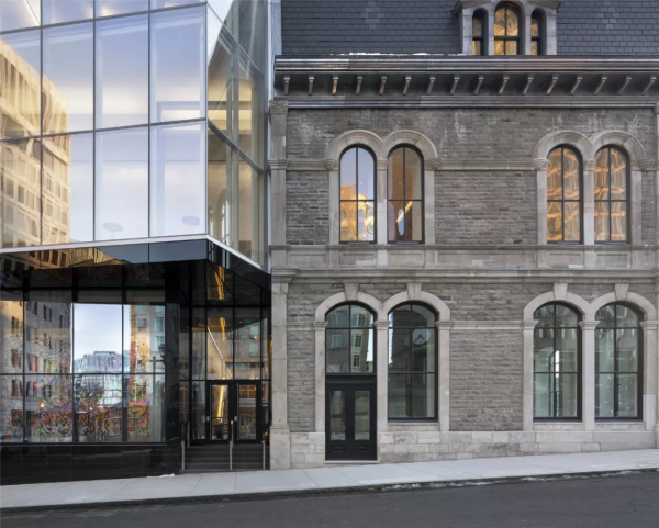 把百年建築「拆」得只剩一面牆