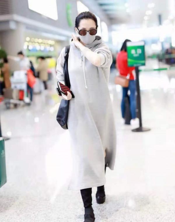 52歲許晴穿衛衣裙就走機場，打扮像20歲的小姑娘，又任性了