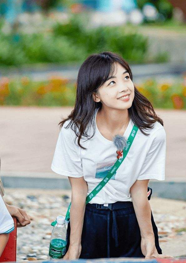 為啥要把央視記者王冰冰&OpenCurlyDoubleQuote;娛樂化&rdquo;，戴個眼鏡也能上熱搜？