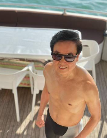 67歲林青霞與老戲骨聚餐！面板白裡透紅顯年輕，一頭黑髮十分濃密