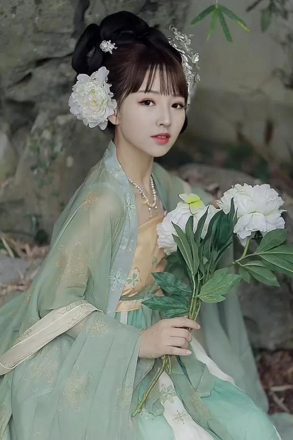 冬月冰輪掛西窗，獨倚寒夜訴愁腸