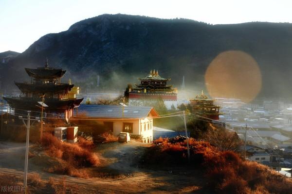 香格里拉清晨的第一縷陽光 夢幻猶如仙境