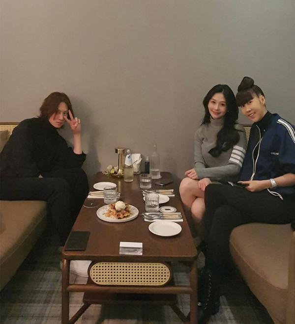 邱淑貞長女與偶像男星聚會，換穿衣服顯親密，相識多年贊男方帥氣