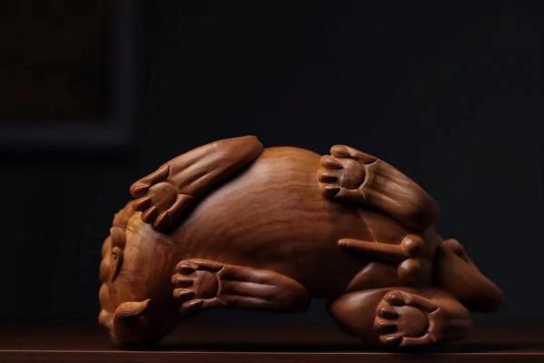 貔貅伏地，回首望天！這老山檀黑肉貔貅驚豔到我了