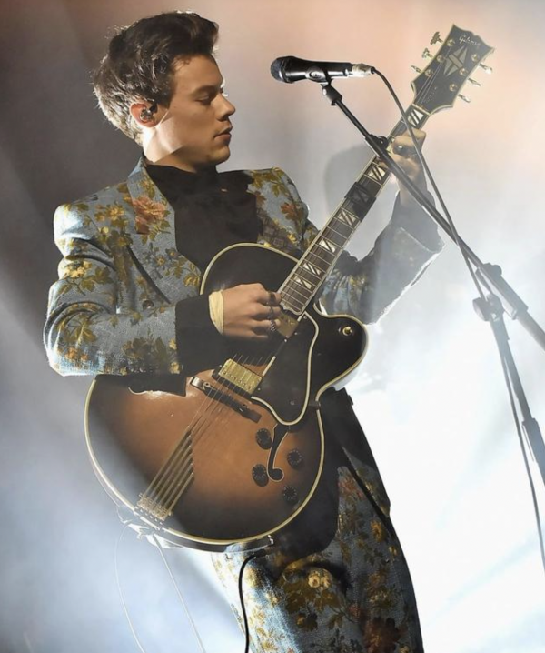 男愛豆的時尚越來越難懂,塗口紅踩高跟還不夠,連開叉裙都穿上了 男愛豆的時尚越來越難懂,塗口紅踩高跟還不夠,連開叉裙都穿上了