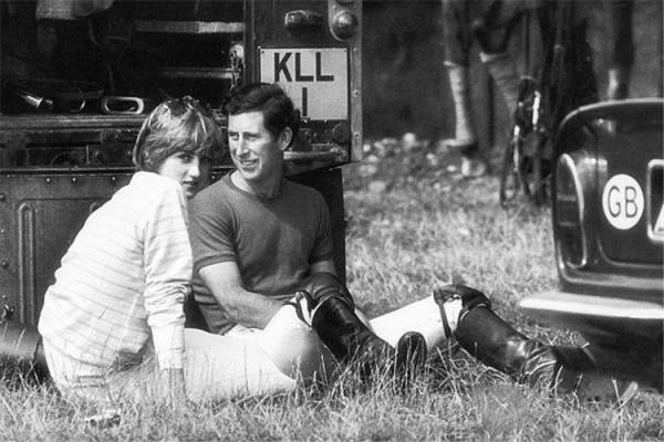 1979年，蒙巴頓將軍被暗殺，查爾斯悲痛落淚，是戴安娜安慰了他