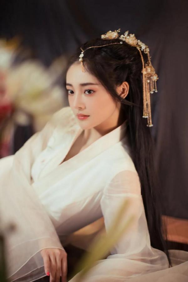 周潔瓊白皙透亮，水潤光澤，明豔動人，楚楚可人