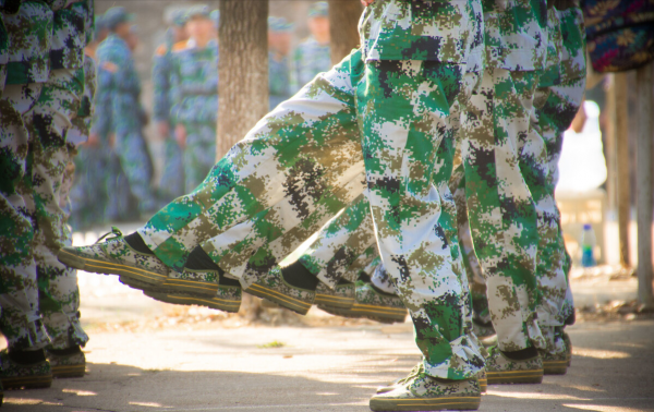 5年過去了,當年在工地上收到大學通知書的搬磚男孩,當上了軍官 5年過去了,當年在工地上收到大學通知書的搬磚男孩,當上了軍官