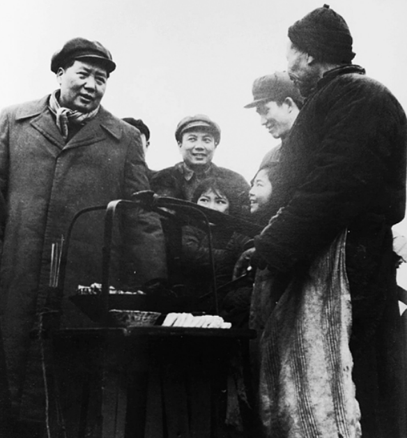 毛主席去南泥灣視察，王震請客吃燒雞，飯後主席悄悄將雞架塞兜裡