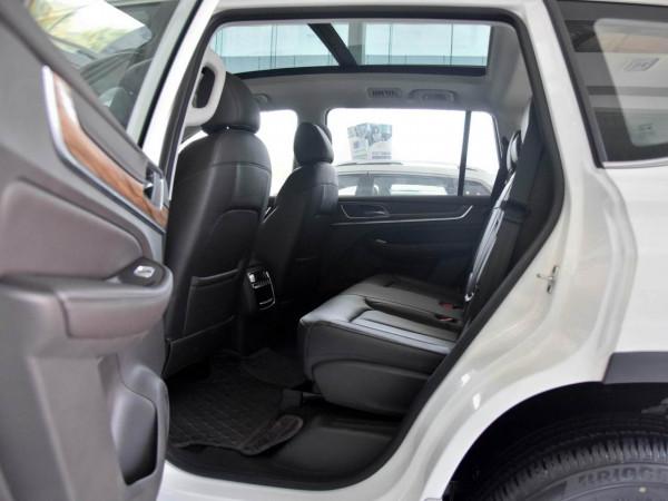 配2.0T帶四驅系統，20.88萬擁有高配置和7座大空間，實拍榮威RX8