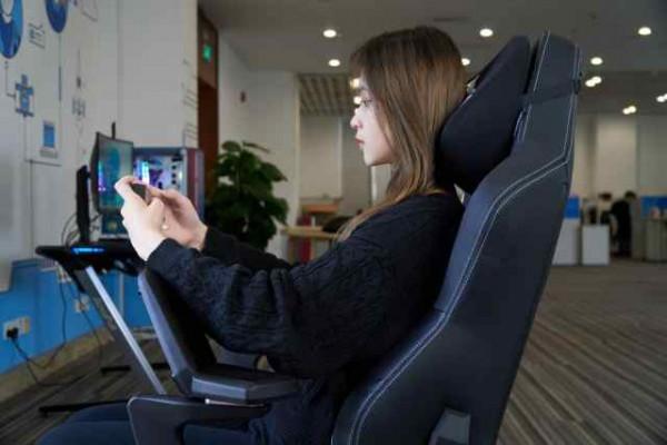 炫酷指數拉滿！這個電競椅竟然帶螢幕—傲風 機械大師Pro電競椅上手體驗