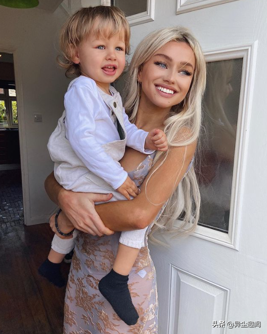 《權力的遊戲》中龍母金髮替身演員是24歲美豔辣媽,顏值不輸本尊 《權力的遊戲》中龍母金髮替身演員是24歲美豔辣媽,顏值不輸本尊