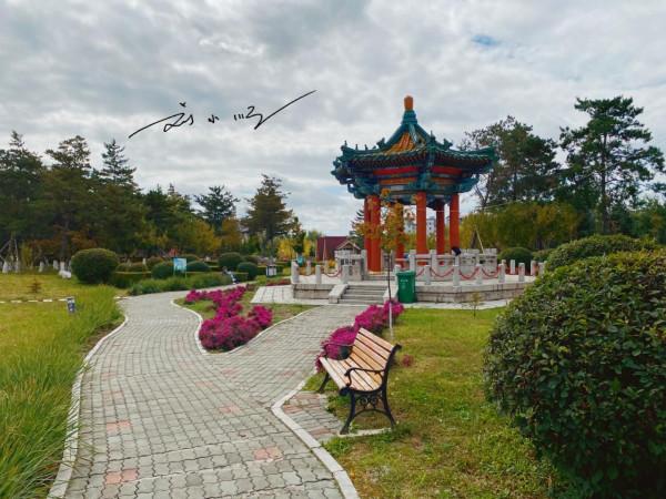 吉林延邊有一座邊境小城,位於三國交界處,街上招牌都用三國文字 吉林延邊有一座邊境小城,位於三國交界處,街上招牌都用三國文字