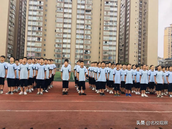 武勝超前，300餘名新生集結綠茵場，氣宇軒昂，激情飛揚