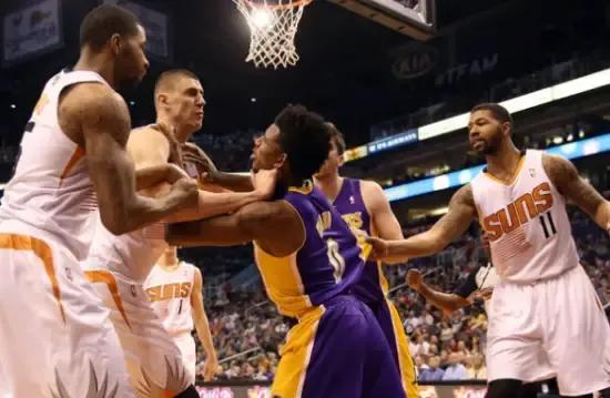 詹姆斯說如果你摔倒了就等你的隊友來把你拉起來