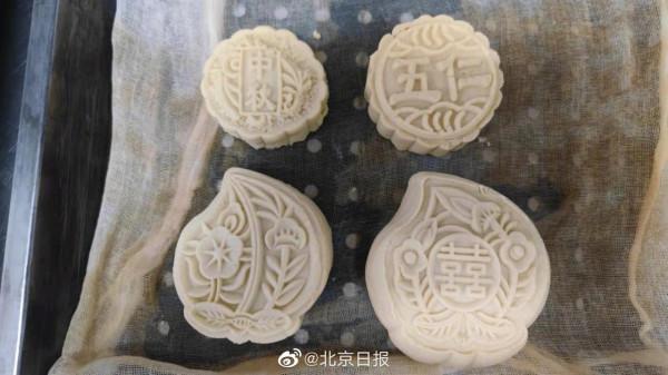 北京動物園動物們吃月餅過節，猩猩享受涼皮粉特製“冰皮月餅”