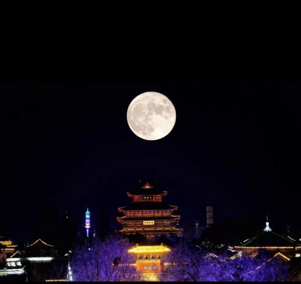 中秋節賞月，奇炒的天空伴隨著閃電，珍貴的記錄