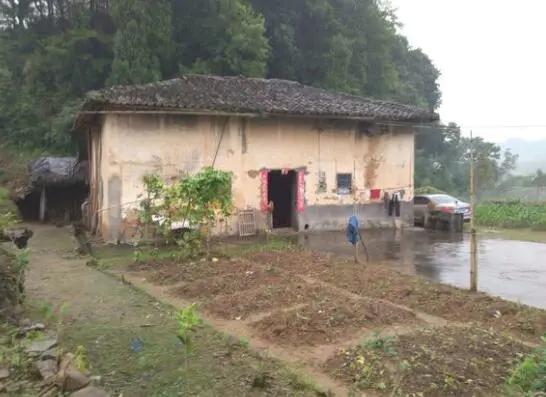 放棄了在城裡買房的機會，將32萬血汗錢拿回農村建兩層半小洋房