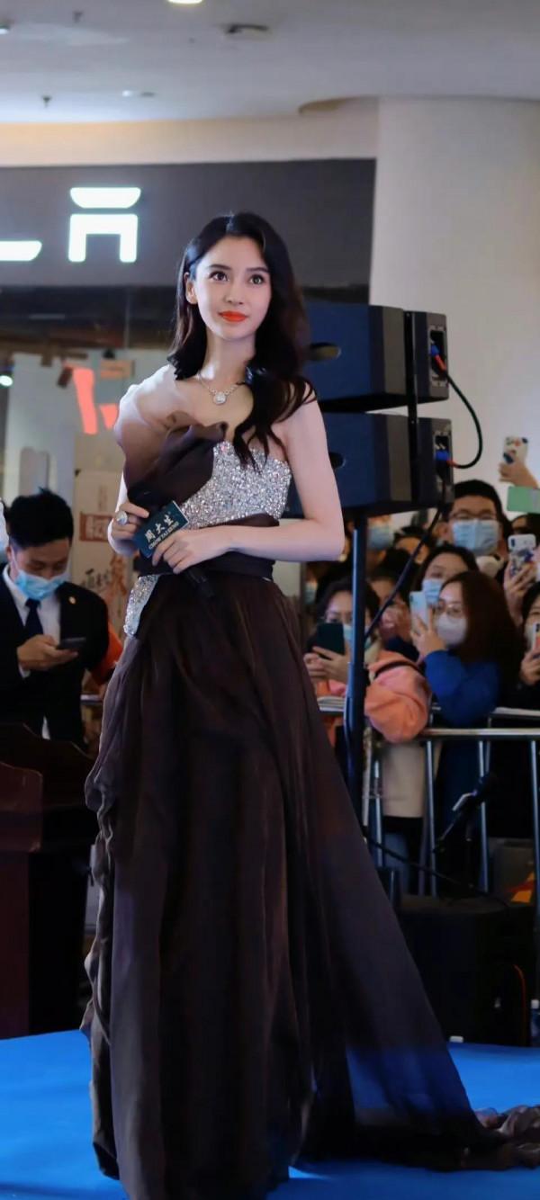 Angelababy生圖曝光,又被網友誇上熱搜!稱比精修美太多 Angelababy生圖曝光,又被網友誇上熱搜!稱比精修美太多