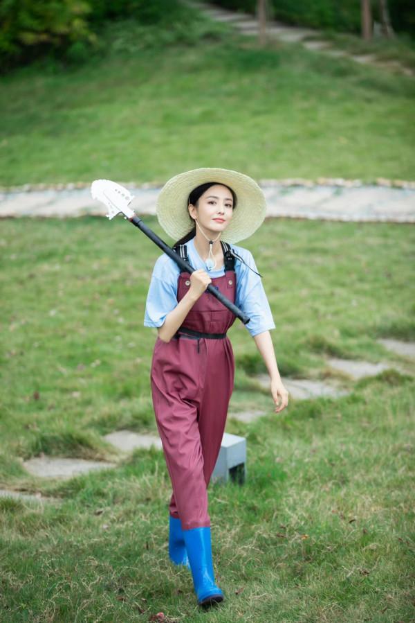 佟麗婭“鄉村”裝扮超質樸，即便生過孩子，也依然保持少女活力