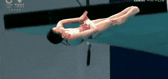 2021年最火的體育明星14歲“全紅蟬”跳水影片，無水花精彩一瞬間