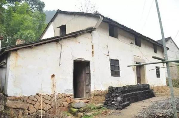 母親是瘋子,還有四個弟弟妹妹,父親年邁,她終沒能逃出命運束縛 母親是瘋子,還有四個弟弟妹妹,父親年邁,她終沒能逃出命運束縛