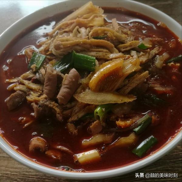 河南小鎮的特色早餐，15元1碗直接拿塑膠袋打包，外地人吃不下