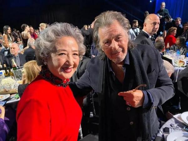 76歲趙淑珍的造型告訴我們，紅色穿搭富態有魅力，白髮燙卷顯年輕