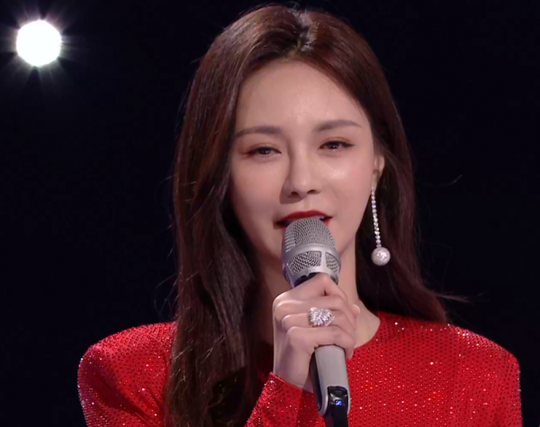 湖南臺新主持跨年亮相即翻車，找不到鏡頭不會接話，何炅都帶不動