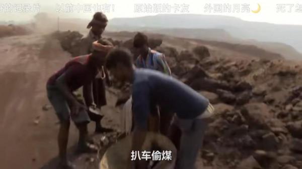 揭露印度底層年輕人的職業“扒車偷煤”，為了生存以命相博