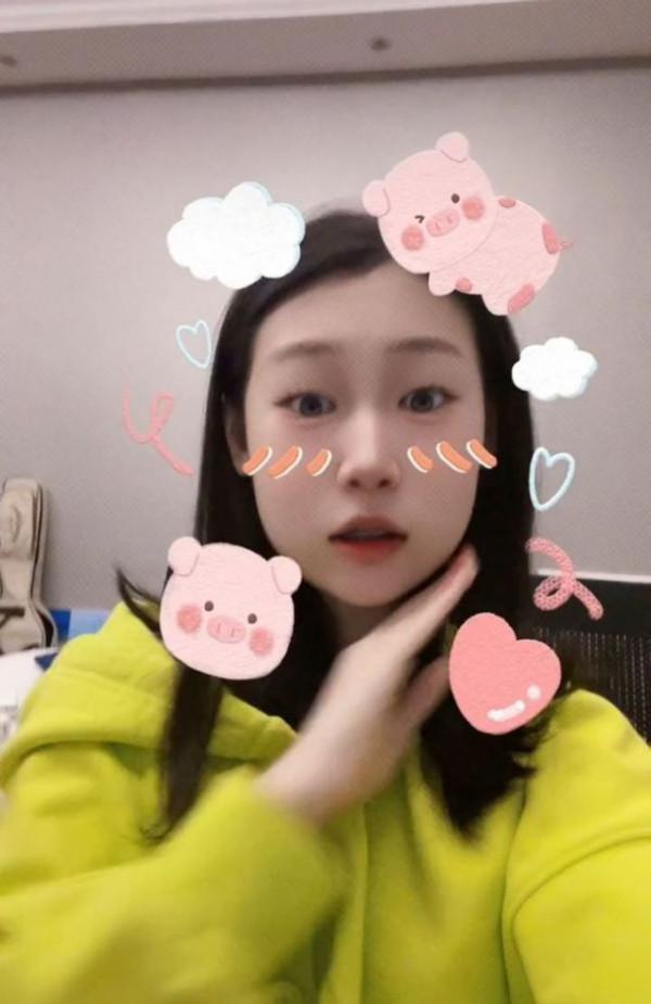 小瀋陽15歲女兒顏值大轉變!穿衛衣有女明星範,塗指甲油太顯成熟 小瀋陽15歲女兒顏值大轉變!穿衛衣有女明星範,塗指甲油太顯成熟