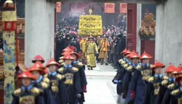 乾隆賜給大臣們的肘子，大臣為何出了宮門就直接扔掉？