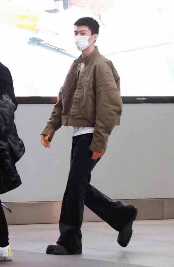 範丞丞機場穿搭，很特別的私服look