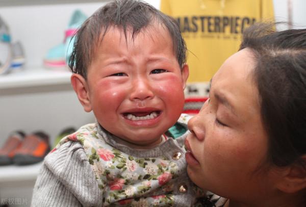 嬰兒一到晚上就哭鬧不止,家人在大街上貼類似咒語的東西管用嗎 嬰兒一到晚上就哭鬧不止,家人在大街上貼類似咒語的東西管用嗎