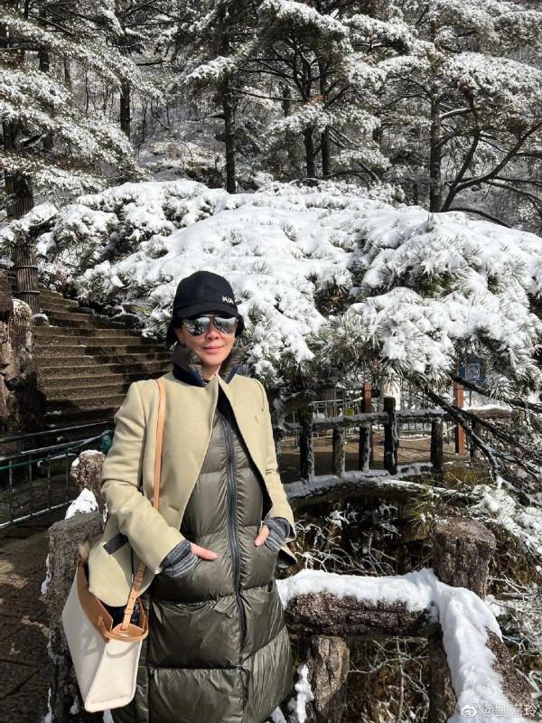 劉嘉玲與友人爬山,狀態不要太好了 劉嘉玲與友人爬山,狀態不要太好了