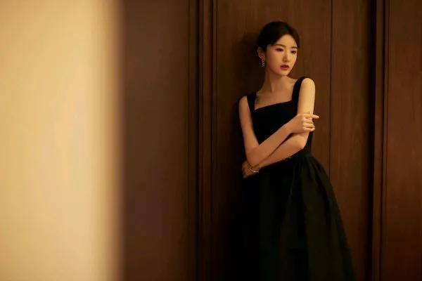 毛曉彤黑色方領連衣裙在幽暗的燈光下愈發迷人了