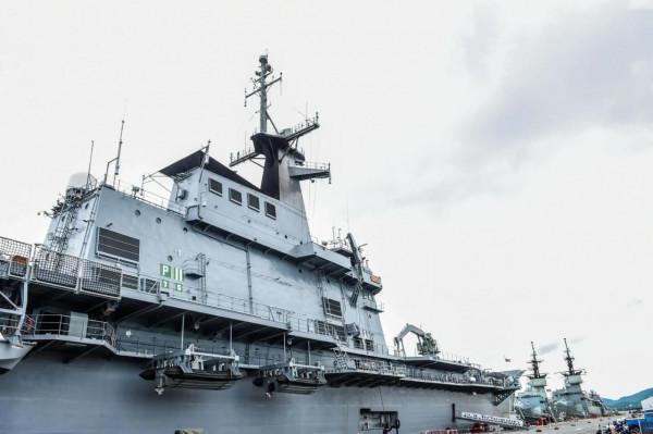 &OpenCurlyDoubleQuote;差克里&CenterDot;納呂貝特&rdquo;號航空母艦圖集（70圖）