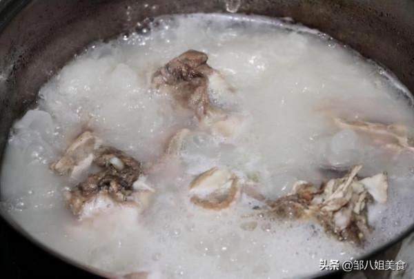 燉大骨湯有竅門，記住兩點，燉好後湯鮮味美、肉嫩不柴，真香