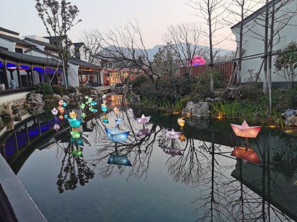 踏青早行人 作者：張鎖龍