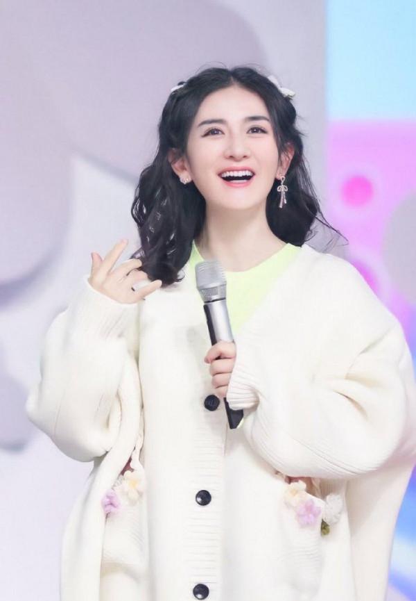 謝娜哪像仨孩子的媽？穿破洞T恤配彩色半身裙，一副大學生的模樣