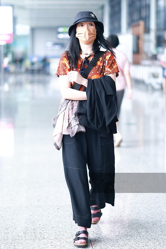 周迅帶火了“不羈風”，闊腿褲配拖鞋看似邋遢，實則隨性又時髦