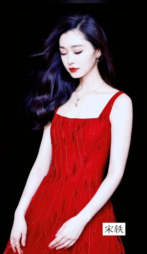 在中國有一種紅叫中國紅，女明星集體穿紅色衣服，你最看好誰？