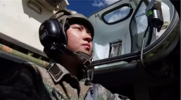 湖北“超帥”女軍人：開過坦克，榮立嘉獎，退役後就讀名校