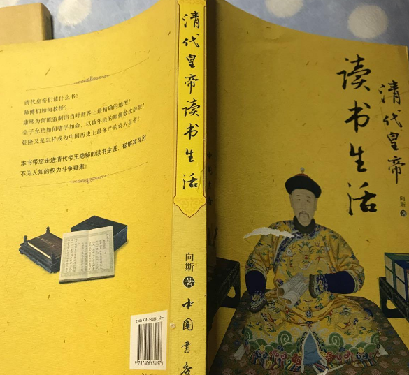 清朝嬪妃為何會在脖頸上掛條白布？原來作用不止保暖，皇帝更喜歡