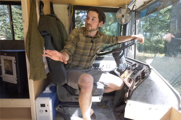 一家四口低價買2001年廢舊大巴，將22㎡空間變成蝸居，生活太幸福